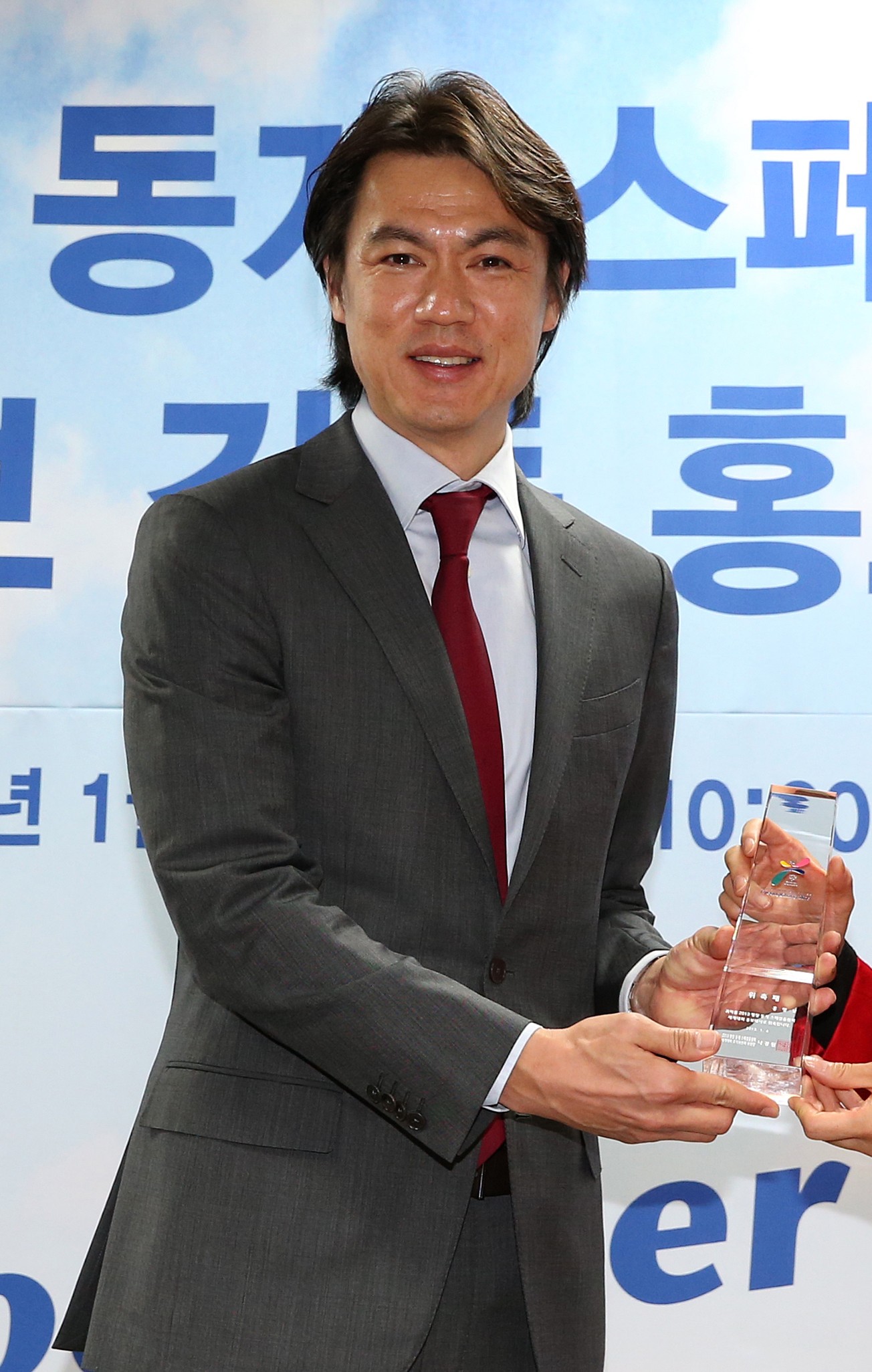 Hong Myung-bo coaching